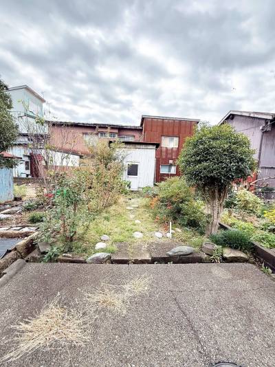 南向き中庭&times;広い別棟倉庫の収納力が魅力