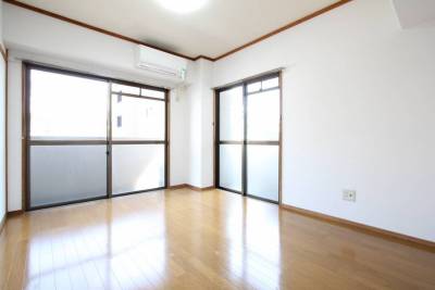 洋室　6帖　窓が２面あり開放感があります。