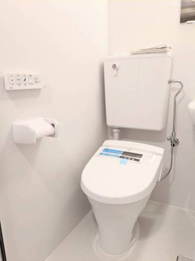 INAXの壁リモコン付きのウォシュレット（ホテル仕様）です。