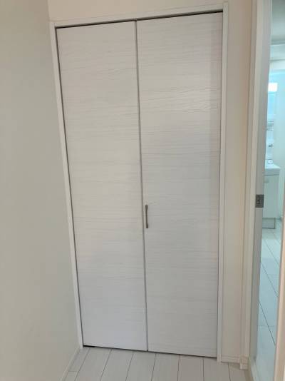 部屋にクローゼットがあります。服や荷物が収納できて便利です