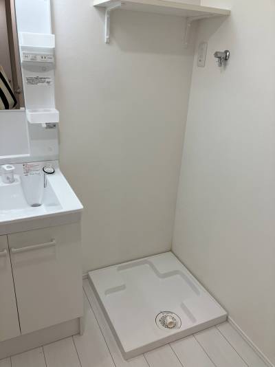 室内洗濯機置き場です！棚もあって使いやすいですね！