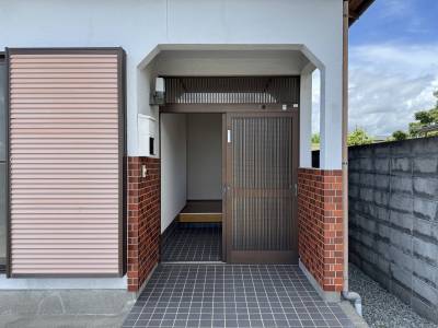 広めの玄関。屋根もあります。