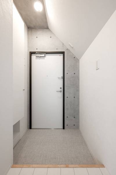 玄関は機能的で、人感センサ－で照明がつきますよ！