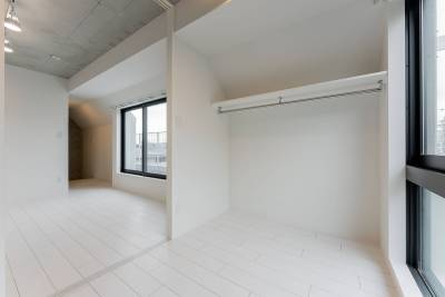 寝室にもオープン収納あります。