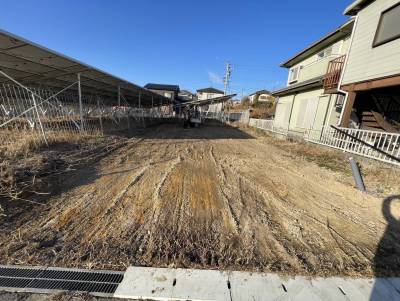 隣地40坪も駐車場などに使えます。