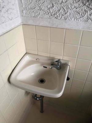 浴室内に手洗い付き。