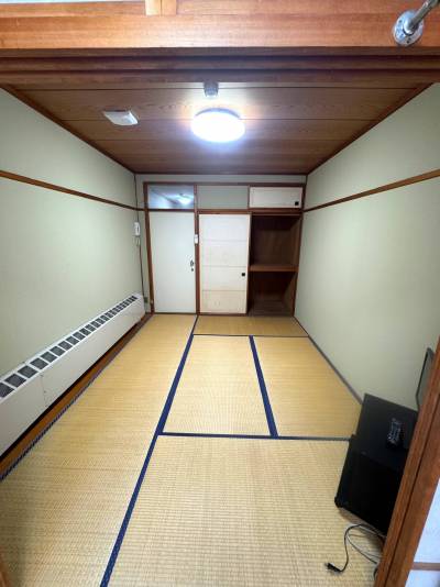 和室。押入・天袋あり。