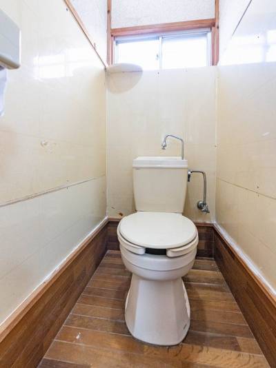 トイレになります。こちらは簡易水栓トイレになります。