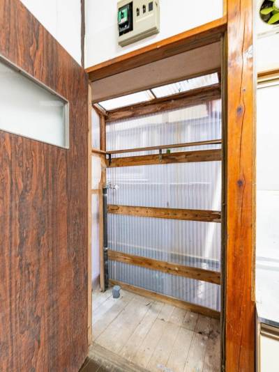 台所横には洗濯機置き場があり、排水管は新規工事済みです。