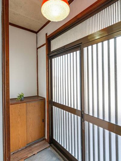 玄関にはシューズクロークがあり、十分な収納が可能です。