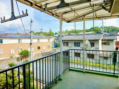 2階ベランダ。隣に高い建物がなく、洗濯物が良く乾きます。