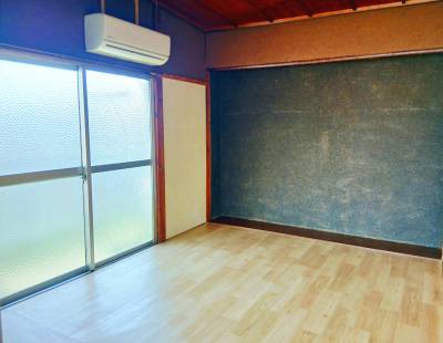 2階南側洋室。昔ながらの和の雰囲気を残しているお部屋です。