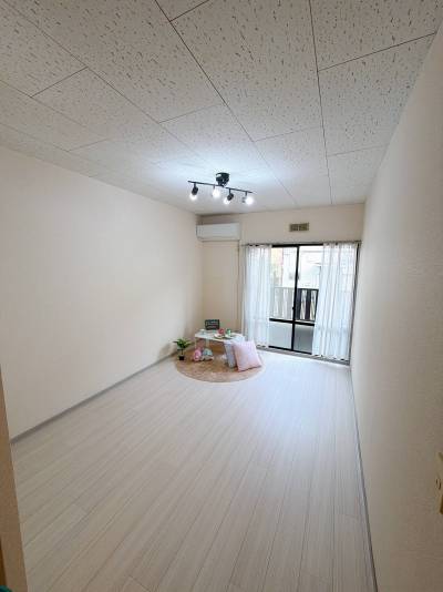 南東向きで日当たり良好！床は全面リニューアル済みのため綺麗☆