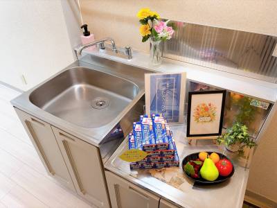 ピカピカです！２口コンロも設置できる広々したキッチンです。