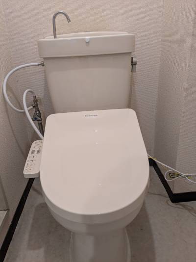 ウォシュレット付きトイレ
便座はゆっくり閉まるので静かです。