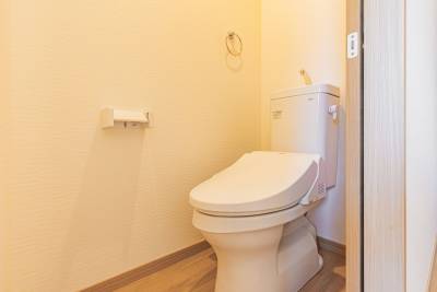 ほっと一息つける、清潔感たっぷりの落ち着くトイレ空間です。