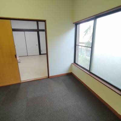 8畳の逆となりの6畳。タイルカーペットの部屋です。