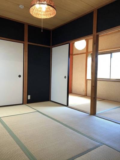 2階は襖を外せば、広々使えます。（現在、奥の壁は黒です）