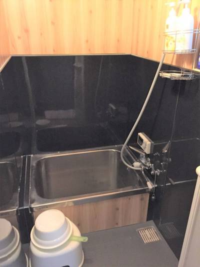和の趣を表現した浴室。洗面器等は付属していません。