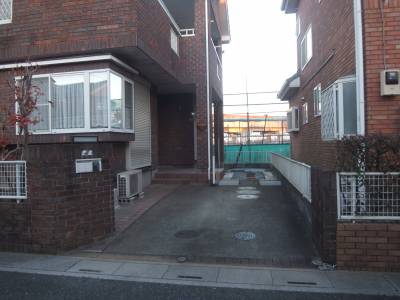 縦列2台駐車可能　（車種による）防草シート設置済み