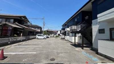駐車場も広く、2台駐車可能です