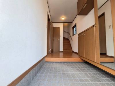 玄関は広々で収納と鏡あり