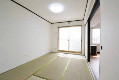 バルコニーに繋がり陽当たりがよい