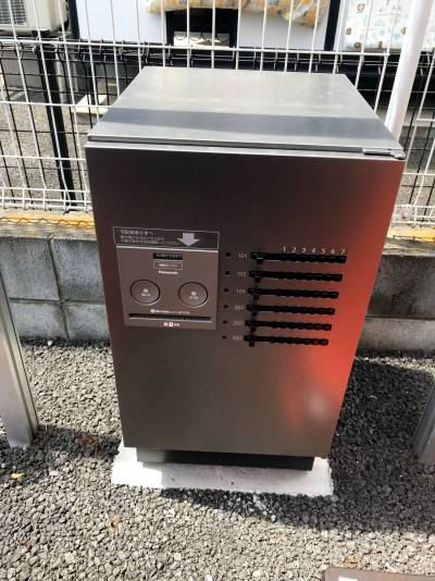 宅配ボックス完備！防犯カメラで守っています。