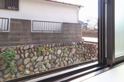 シャッター式雨戸付きの窓を開けると裏庭が。