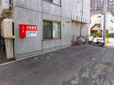マンション横に自転車置き場あります。チェーンロックバー設置