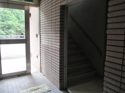 入口自動ドア横に三階までの階段があります。