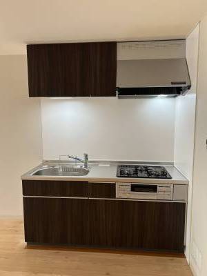 木目調のシステムキッチン