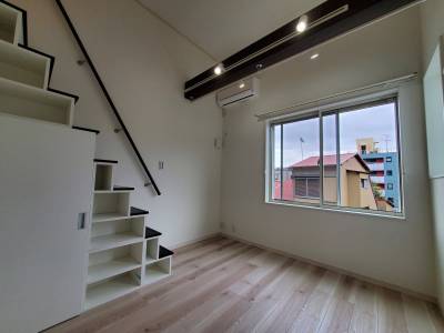 お部屋から外を眺める窓。南向き採光で日当たり良好！