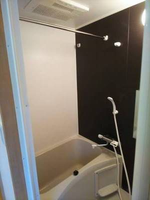 ユニットバスは高級感あり！棚にはシャンプー置場もあります！