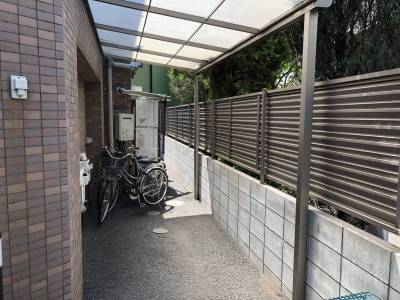 屋根付きの自転車置き場です。