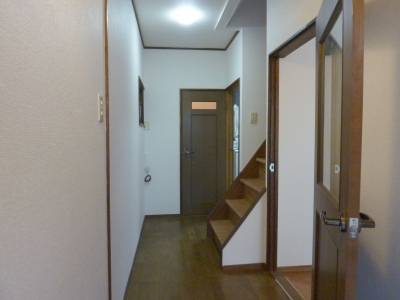 玄関　階段の奥にトイレ。