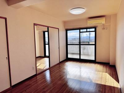 ベランダ側洋室
