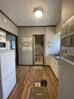 大きめの暖色LED照明が明るく出迎えてくれます