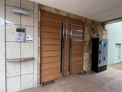 オートロック＋ディンプルキーで防犯性を確保。鍵交換無料です。