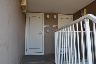 　玄関モニターホーン付き、夜間は階段に自動的に外灯が付く