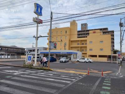 ローソンまで徒歩2分。