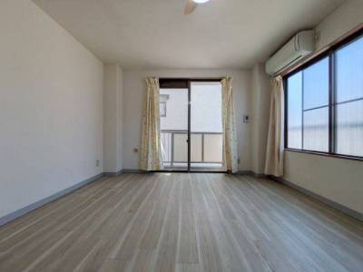 ７帖のお部屋は白い壁の使い勝手もあってプロジェクター等もＯＫ