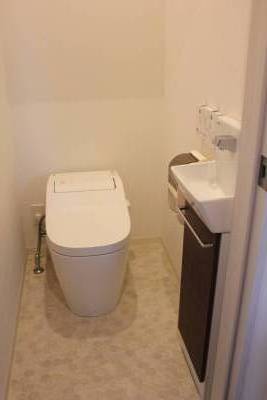 温水洗浄便座付きで快適な空間(節水機能、センサー水栓)