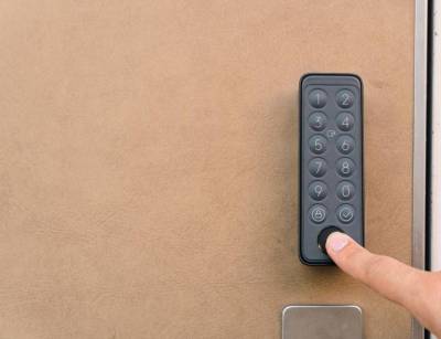 鍵を探す手間いらず。指紋認証又は暗証番号で鍵を解除