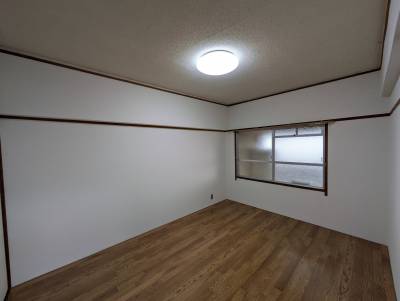 窓もあり、フローリングの温かみを感じる洋室です。