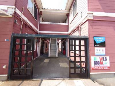 開放感のある吹き抜けとエントランスがお出迎え！