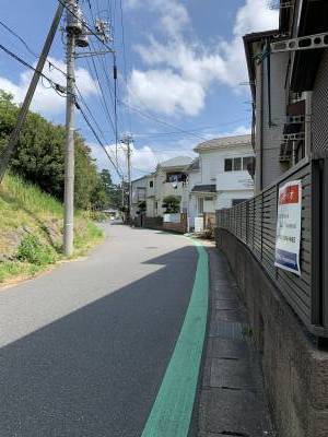 アパートの前は緑があります