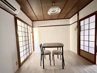 落ち着いたダイニング
エアコン、テーブル＆チェア２脚つき