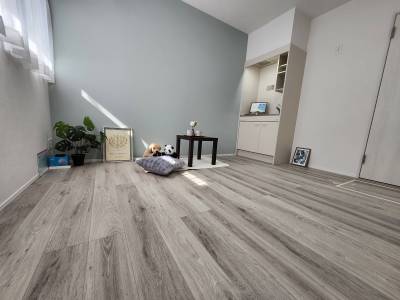 6.7帖の居室とおしゃれな北欧風のアクセントクロス