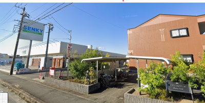 物件の隣に郵便局、その隣にドラッグストアがあります。